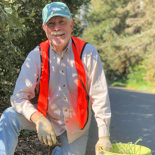 Image of UC Davis Arboretum and Public Garden volunteer.