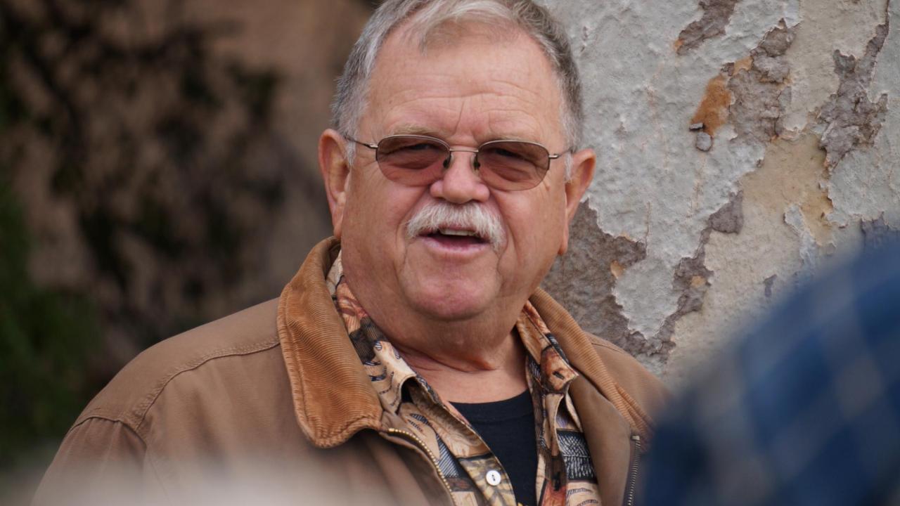 Image of Warren G. Roberts leading a tour of the UC Davis Arboretum.